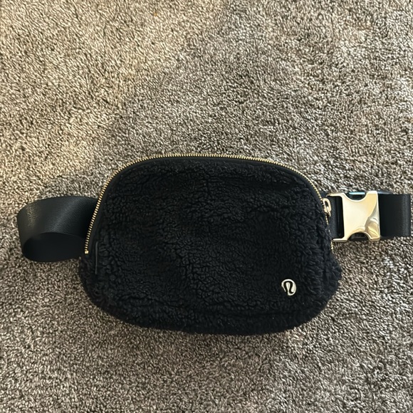 lululemon athletica Handbags - Lululemon Everywhere fleece Sherpa Belt Bag